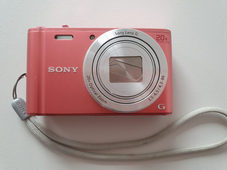 Eine rosefarbene Sony Cyber-Shot-Kamera.