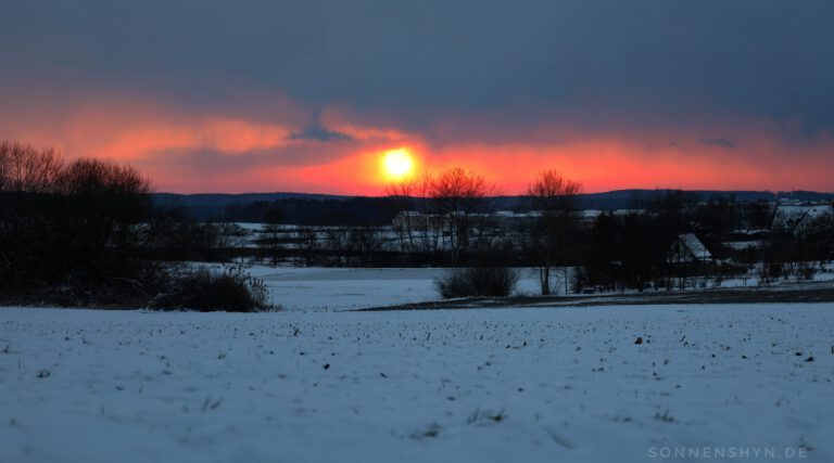 Ein Sonneruntergang im Schnee.