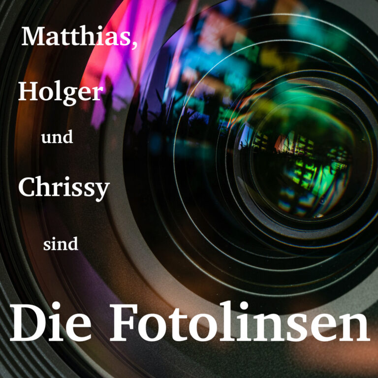 Das Logo der Fotolinsen - Ein Objektiv in dem sich bunte Farben mischen. Matthias, Holger und Chrissy sind Die Fotolinsen steht drauf,