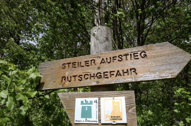 Ein Schild auf dem steht "Steiler Aufstieg - Rutschgefahr"