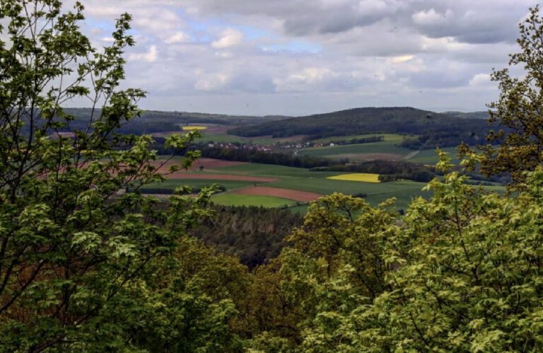 Weite Felder von einer Burg aus fotografiert.