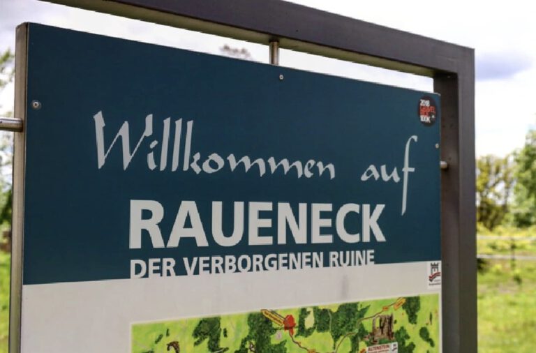 Ein Schild mit der Aufschrift "Willkommen auf Raueneck"