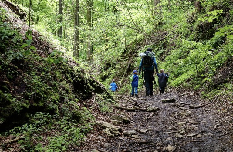 4 Personen die durch eine Schlucht wandern.