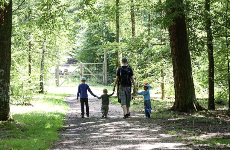 Links läuft mein Großer, an de Hand hat er seinen jüngsten Bruder, der wiederum an der Hand vom Papa ist, der mit der anderen Hand den Mittleren hält. 