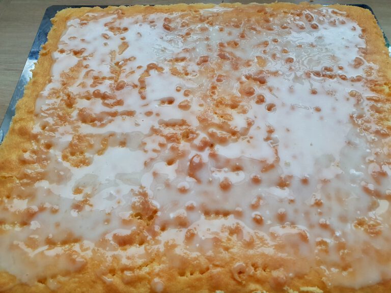 Ein Blechkuchen mit Glasur.