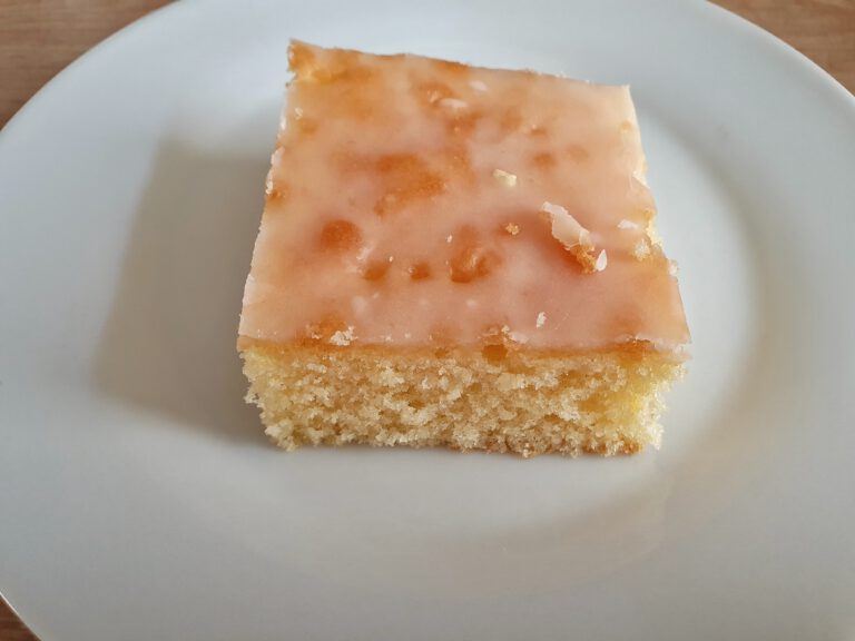 Ein stück Blechkuchen.