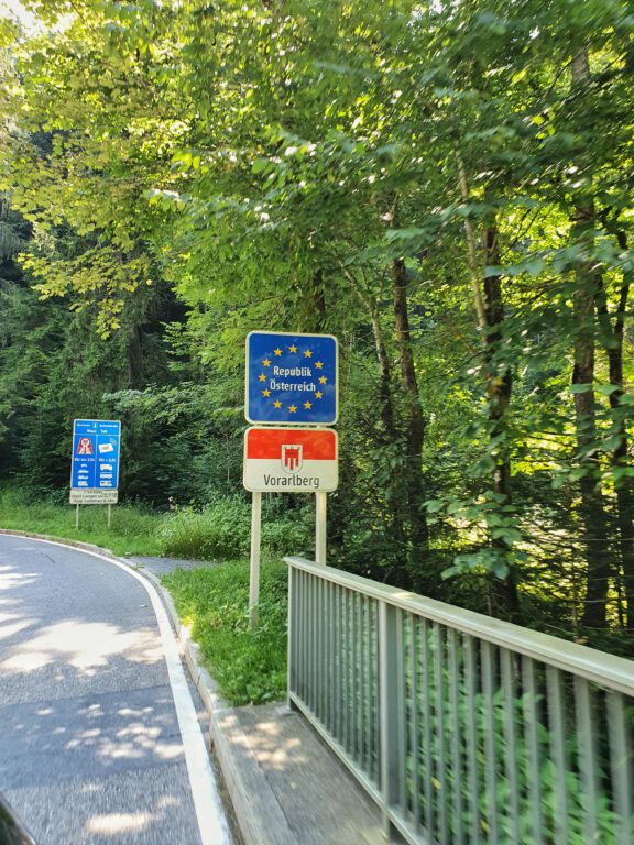 Ein Schild mit der Aufschrift "Republik Österreich"