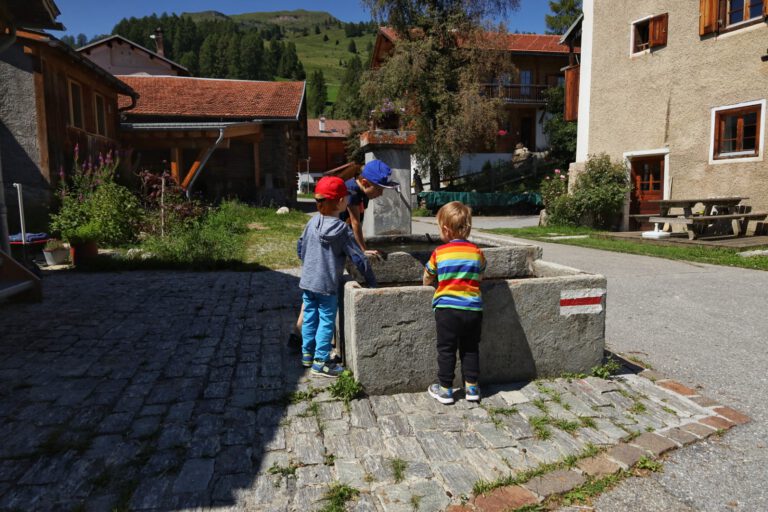 3 Kinder an einem Brunnen