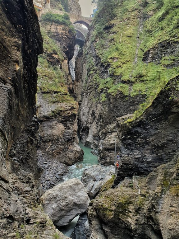 Eine tiefe Schlucht mit blau grünen Wasser.