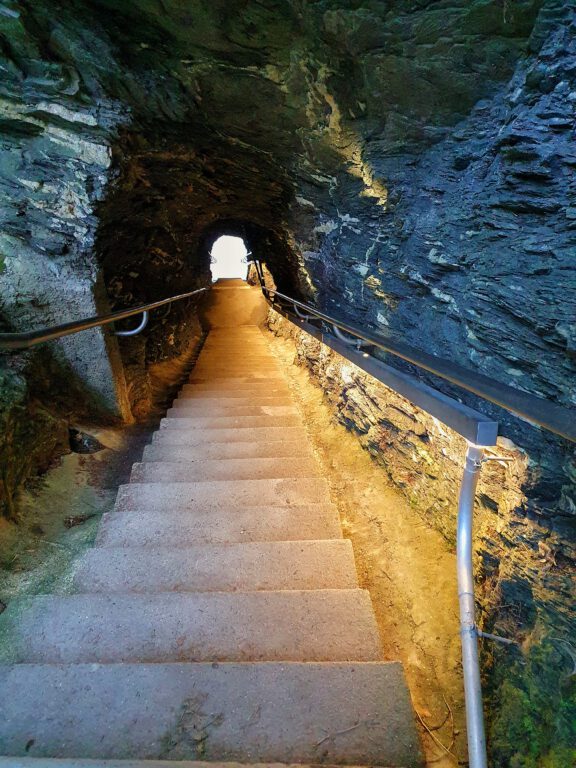 Eine beleuchtete Treppe die nach unten führt.