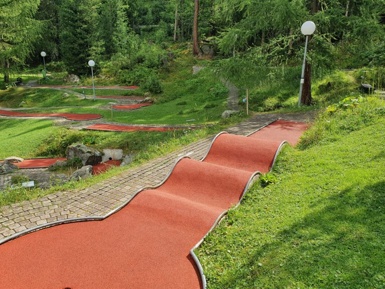 Eine hügelige Minigolfbahn