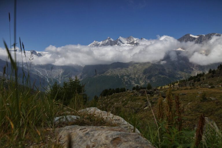 Wolkenverhangene Schneeberge