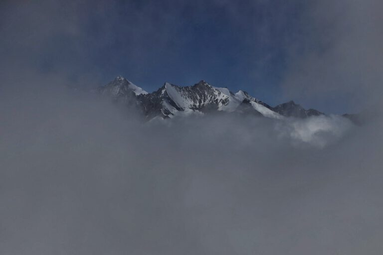 Schneebedeckte und wolkenverhangene Berggipfel