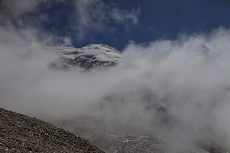 Viele Wolken und ein leicht schneebedeckter Gipfel