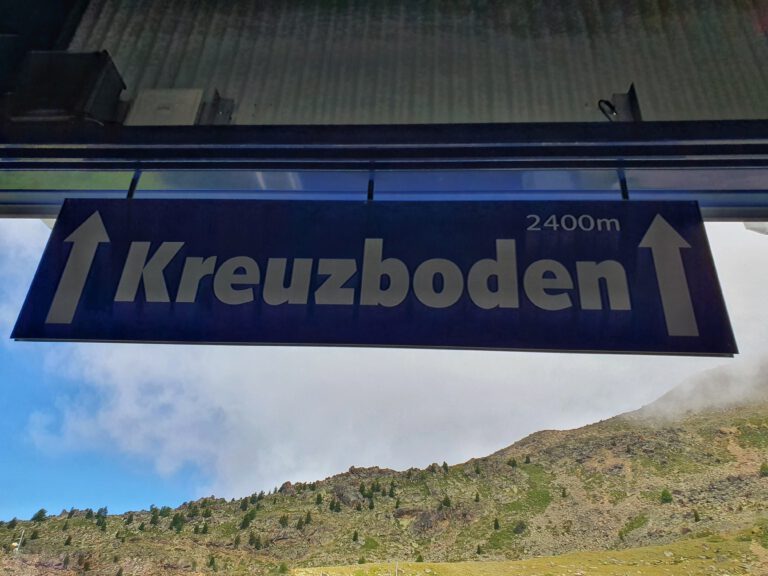 Ein Schild mit der Aufschrift "Kreuzboden 2400m"