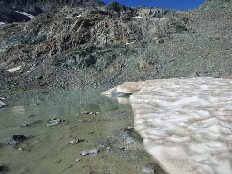 Rechts eine dünne Eisdecke, links das Schmelzwasser