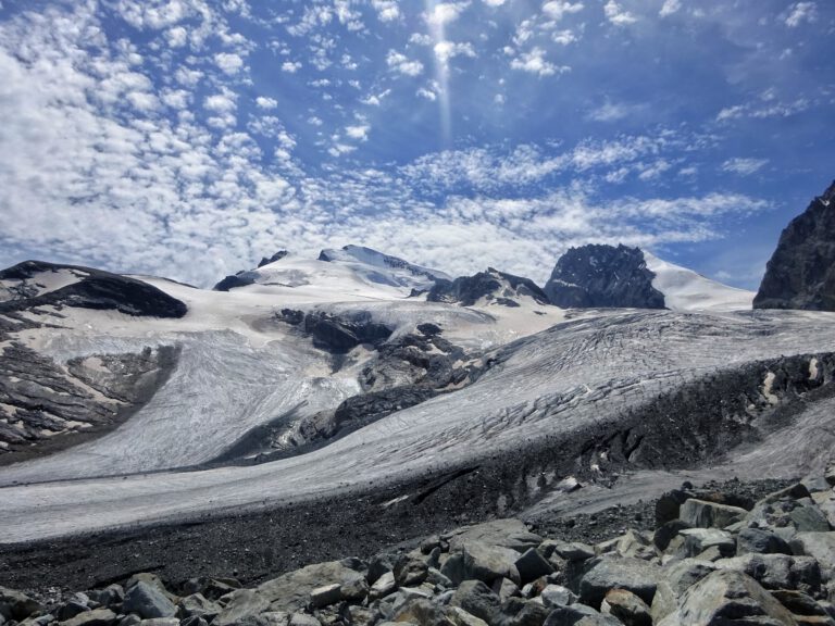 Ein schneebedeckter Gletscher mit blauen Himmel