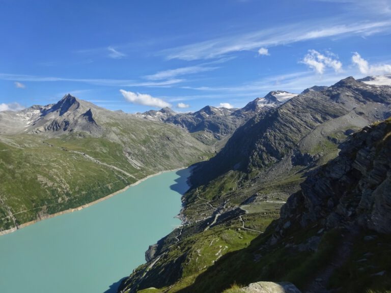 Der Mattmark Stausee mit seinem grün blauen Wasser, umgeben von Bergen