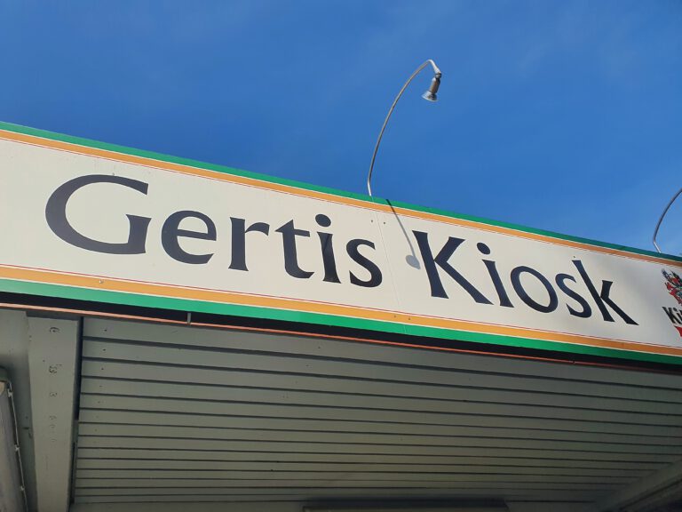 Ein weißes Schild mit der Aufschrift "Gertis Kiosk"