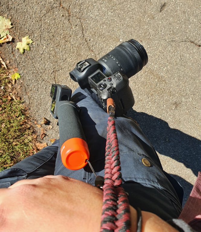 An meinem Handgelenk sind zwei Schlaufen. An der einen hängt die GoPro. An der anderen meine Kamera.