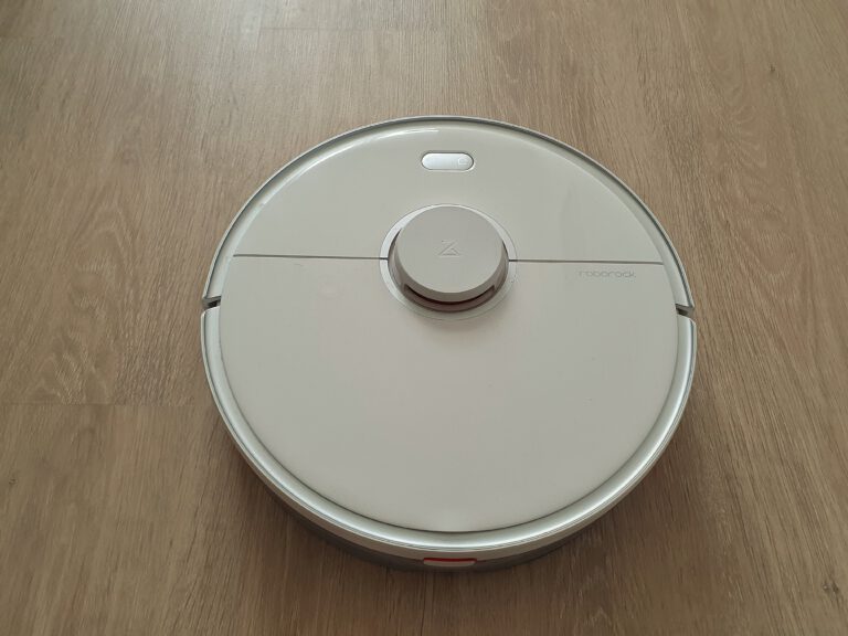 Ein weißer Staubsaugerroboter.