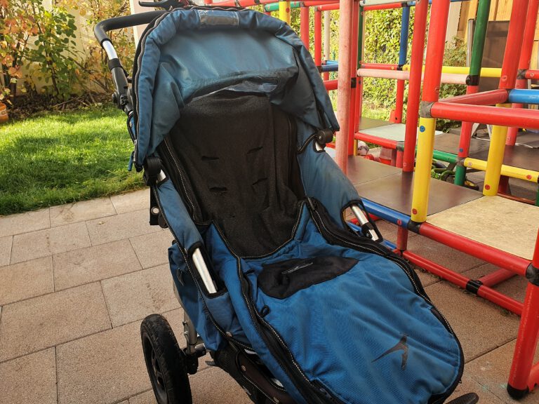 Ein blauer Kinderwagen.