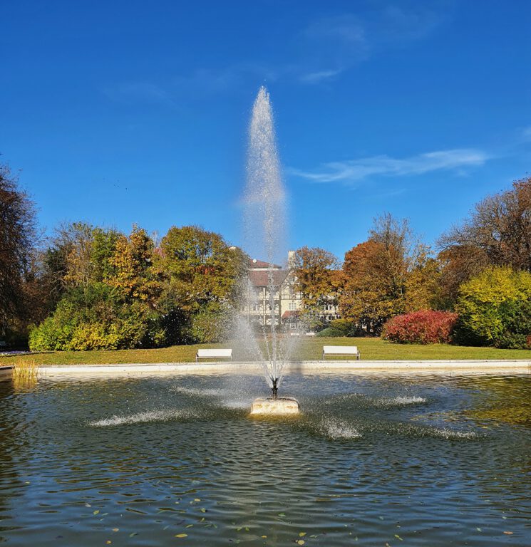 Ein Brunnen der Wasser nach oben spukt. 