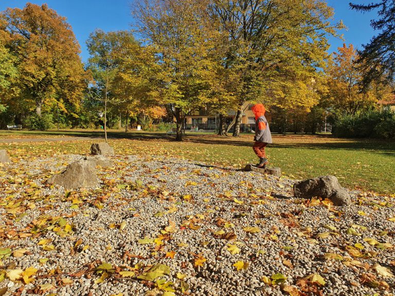 Ein Kind läuft über Kieselsteine.