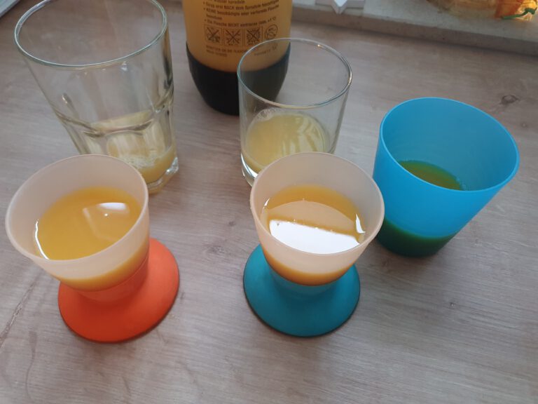 5 Gläser bzw Becher mit Ingwer Shot.