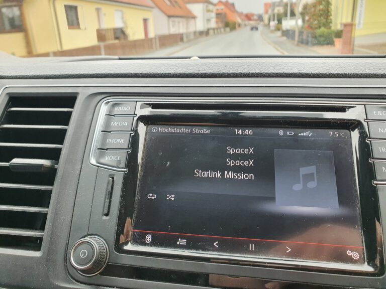 Ein Monitor Im Auto auf dem SpaceX steht
