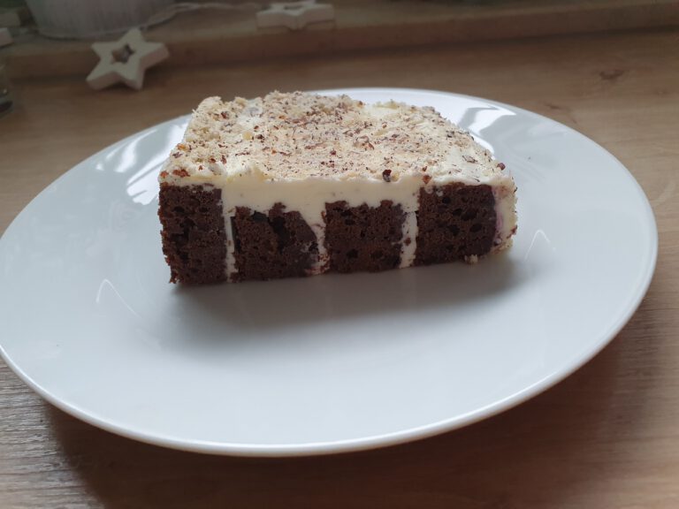 Ein Stück Schokokuchen mit Buttercreme.