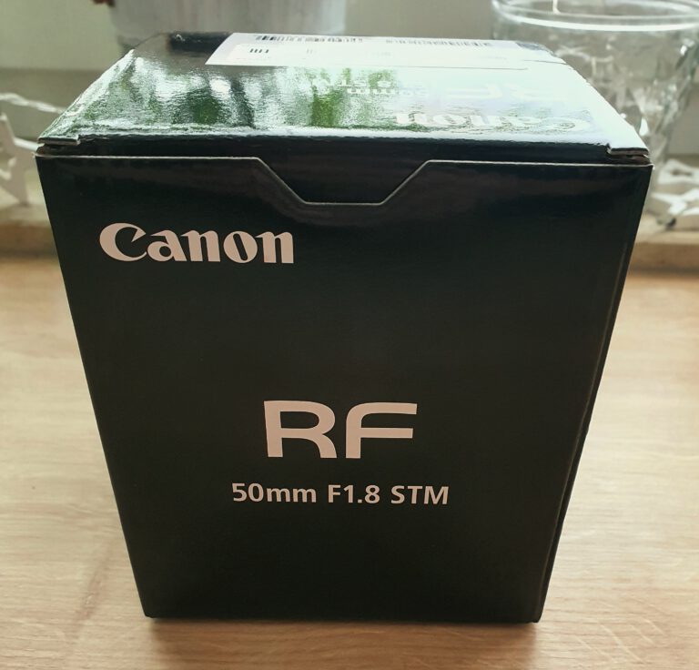 Ein kleiner schwarzer Karton auf dem RF 50MM steht.