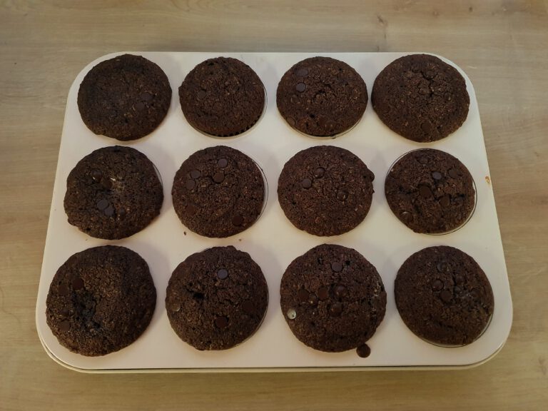 12 Muffins in einem Blech.