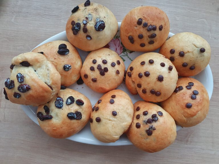 Ein Teller voller Rosinen- und Schokobrötchen.