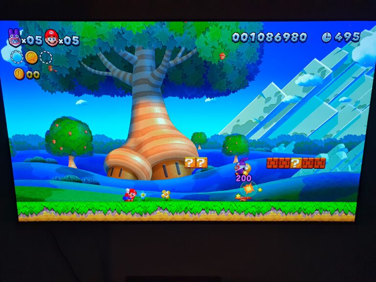 Ein Fernseher auf dem Super Mario läuft.