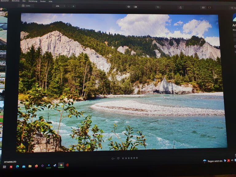 Einen Monitor abfotografiert auf dem die Rheinschlucht ist.