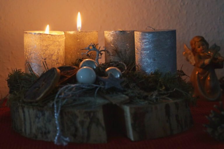 Ein Adventskranz auf dem 2 Kerzen leuchten.