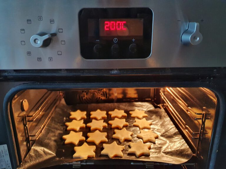 Ein paar Plätzchen auf einem Blech im Ofen.