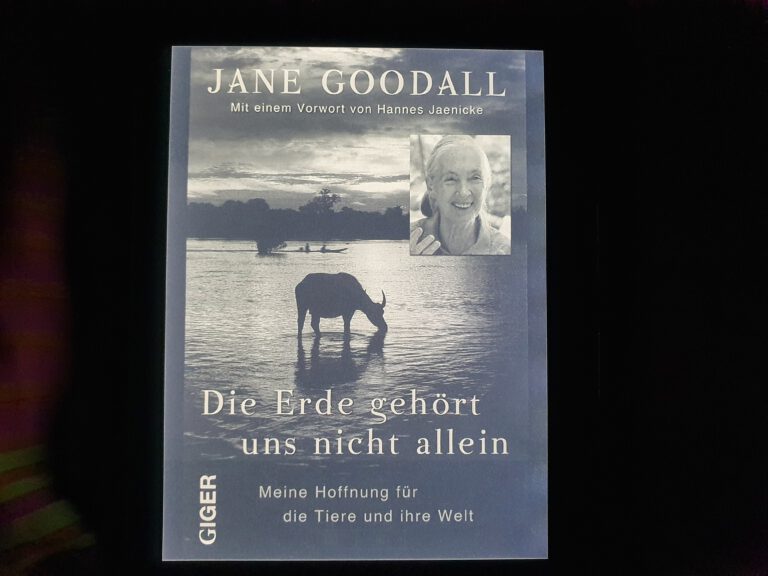 Ein Buchcover mit einem Hirsch in einem See und dem Bild der Autorin.