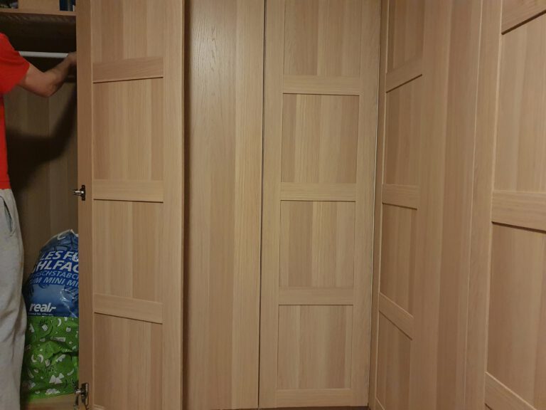 Ein Holzschrank mit einer Musterung.