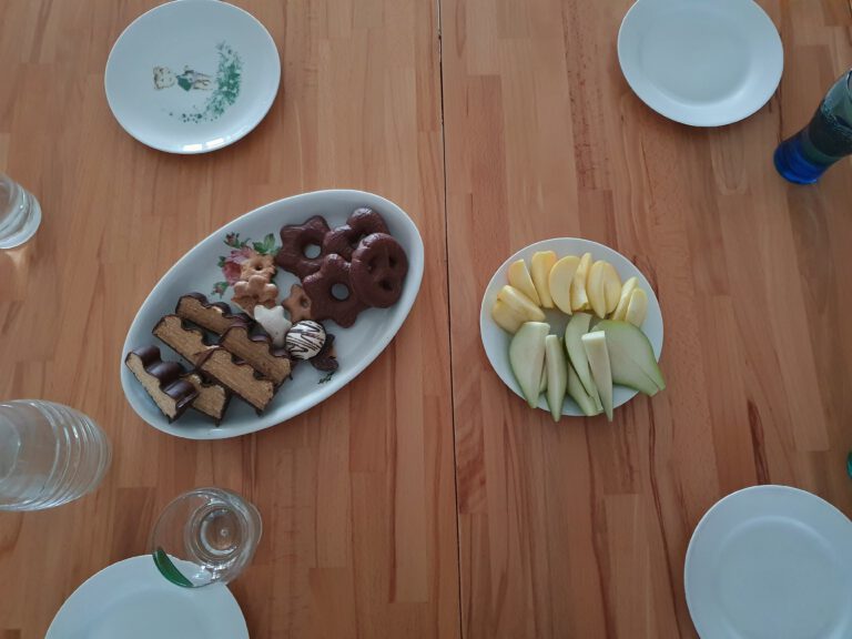 Ein gedeckter Tisch mit Lebkuchen und Obst.