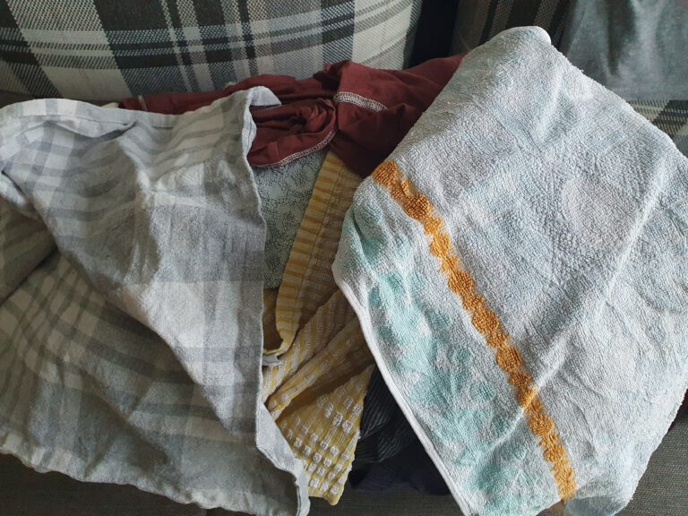 Ein Wäscheberg mit Handtüchern.