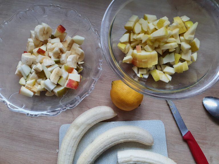 2 Glasschüsseln mit verschiedenen Obst.