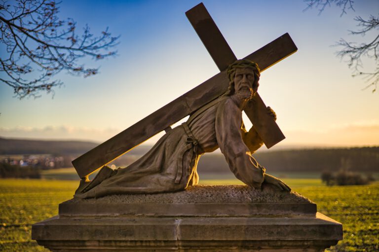 Eine Jesusstatue mit einem großen Kreuz.