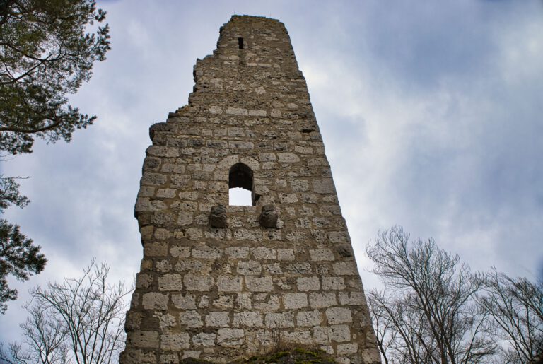 Ein stück von einem Burgturm, der in den Himmel ragt.