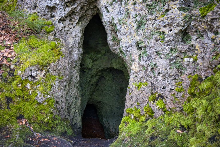 Ein schmaler Eingang in eine Höhle.