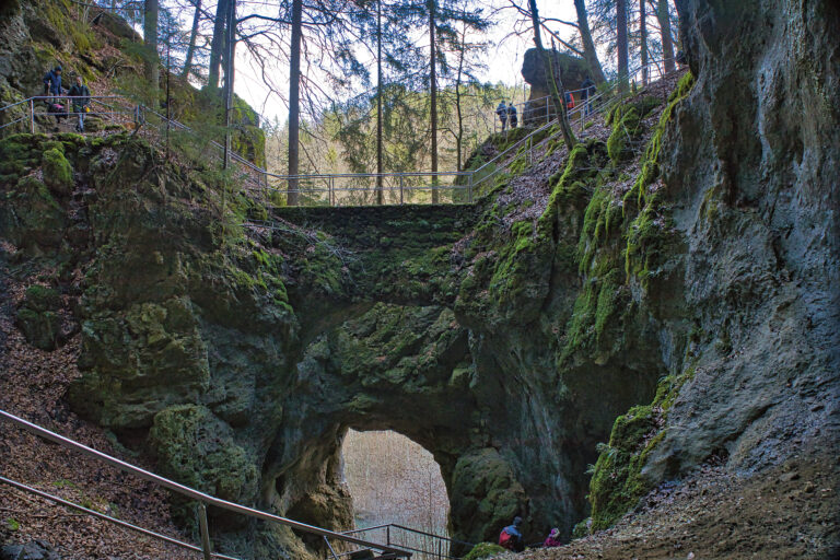 Viele große Felsen, die teilweise mit Moos bedeckt sind.