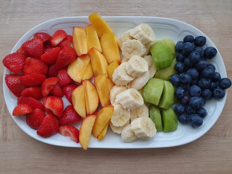 Erdbeeren, Pfirsiche, Bananen, Kiwis und Blaubeeren.