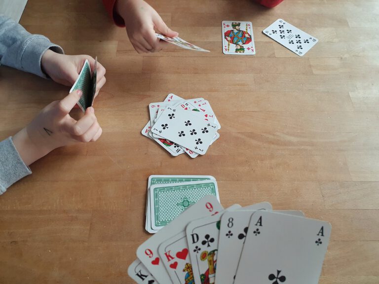 Ein Kartenspiel auf einem Holztisch.