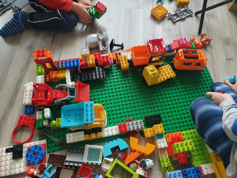 Viele bunte Legosteine auf dem Boden.